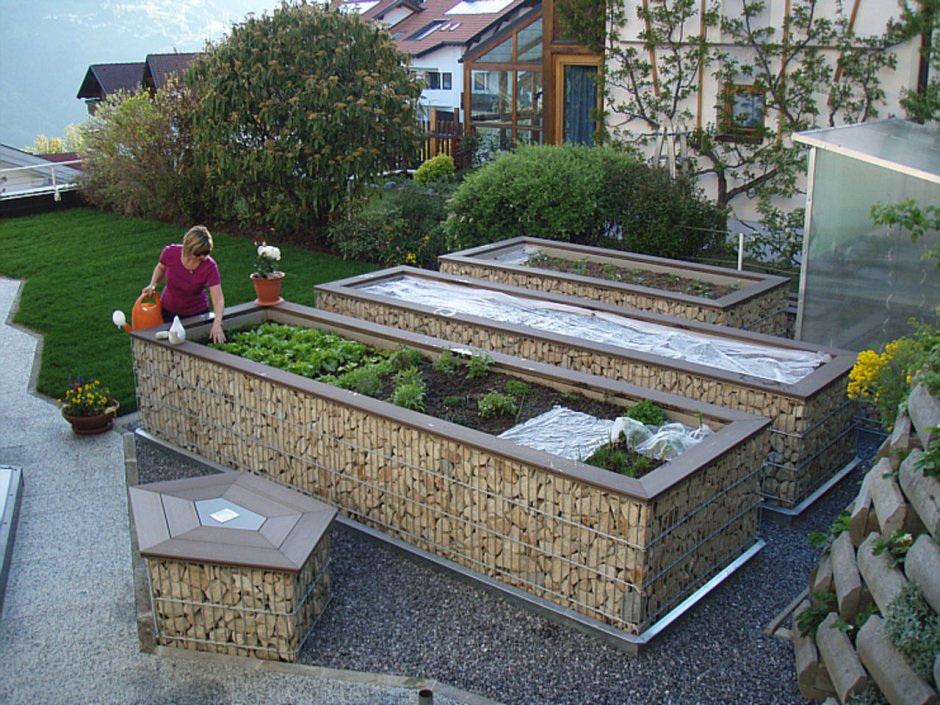 Высокие грядки из камня