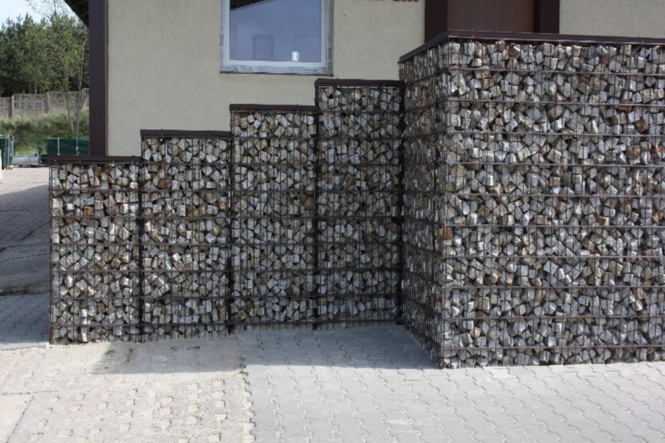 Забор из щебня и сетки