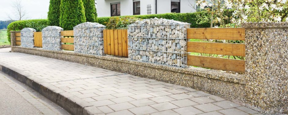 Забор из габионов и дерева