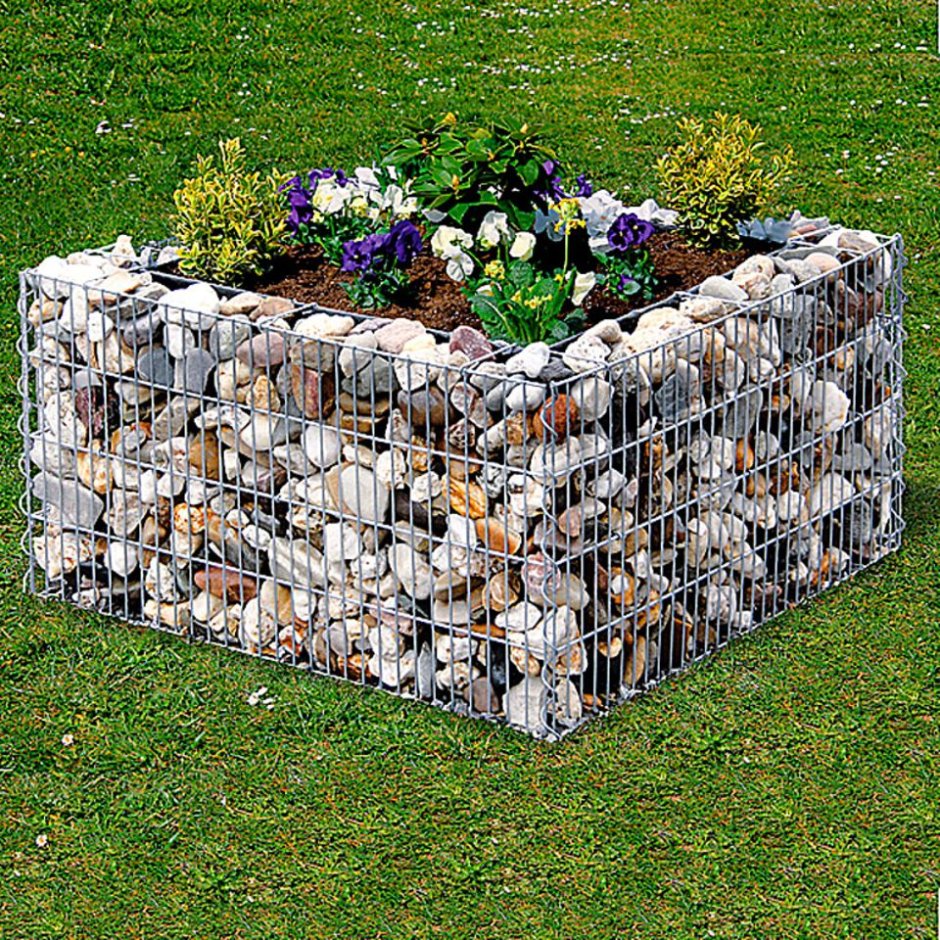 Клумба из сетки и камней