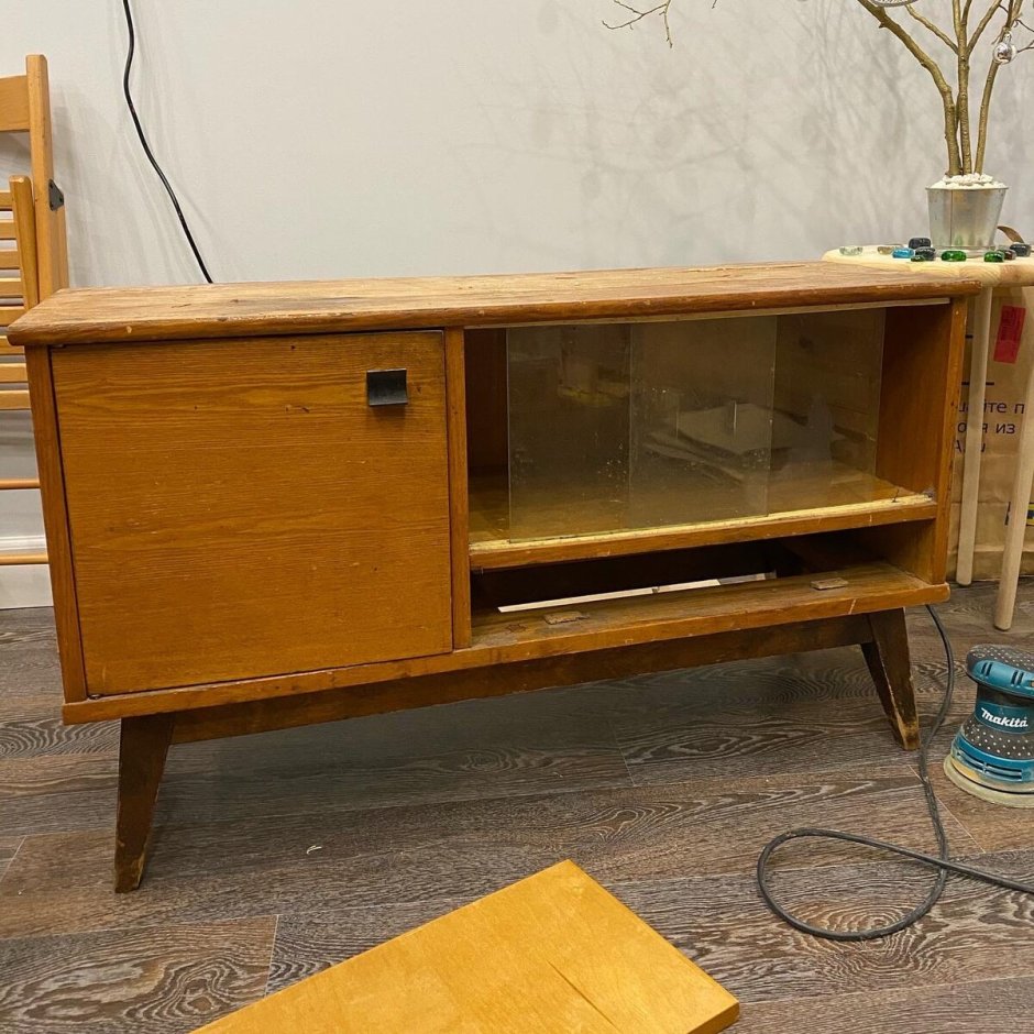 Старая тумбочка