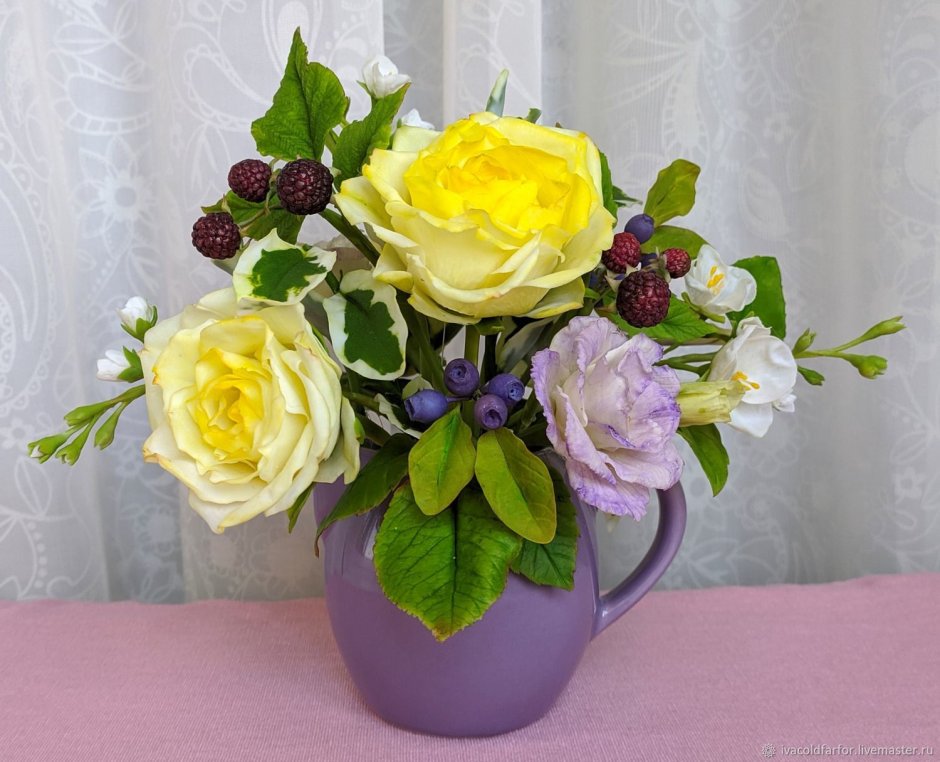 Букет с ягодами из холодного фарфора