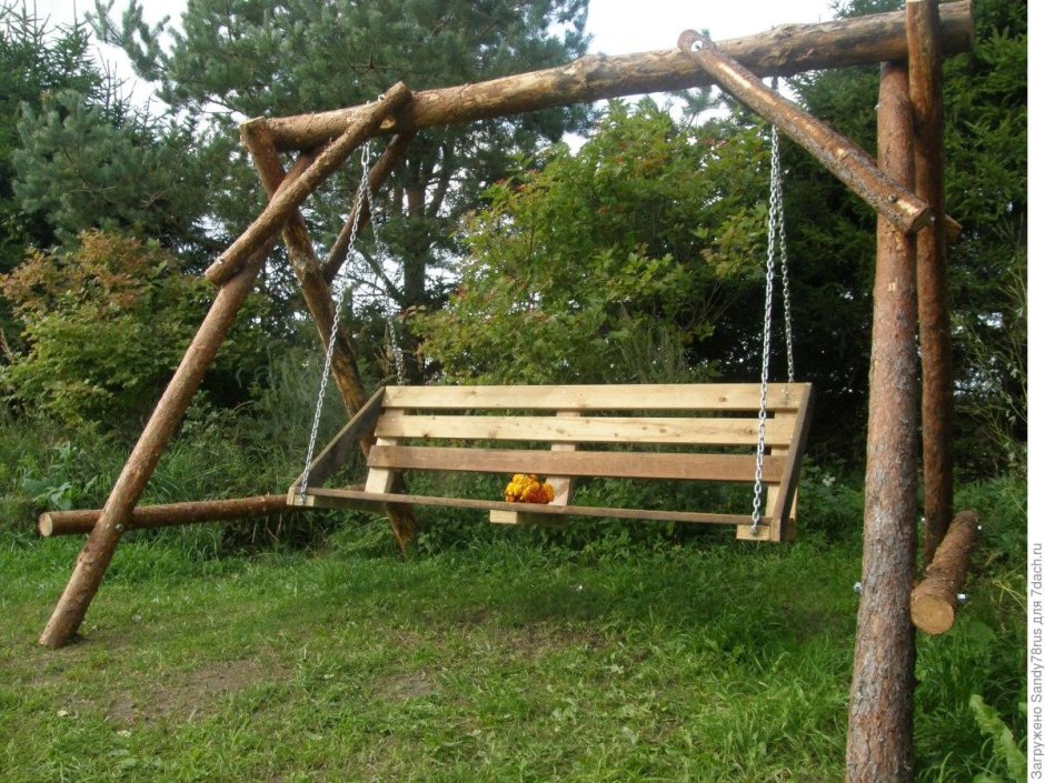 Деревянные качели для дачи из бревен