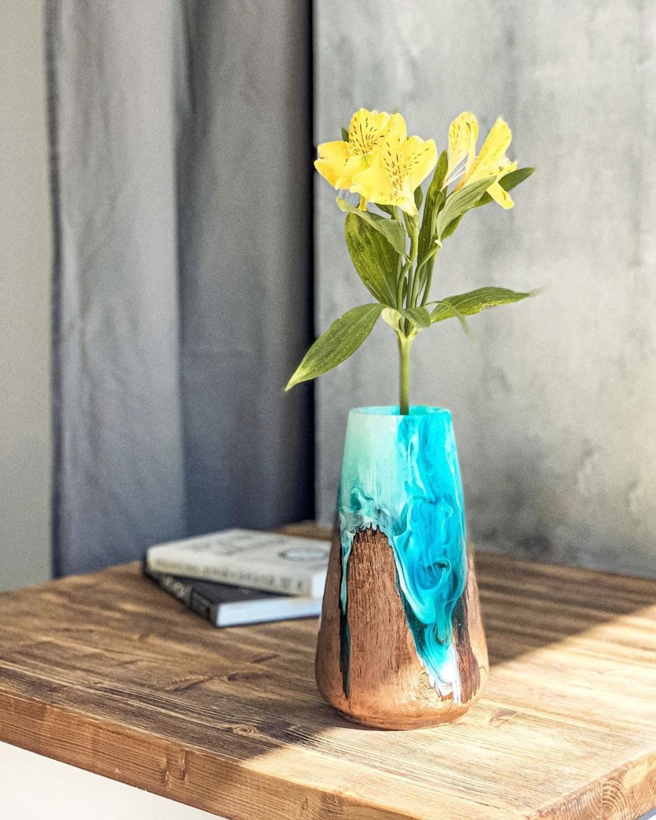 Деревянная ваза для цветов