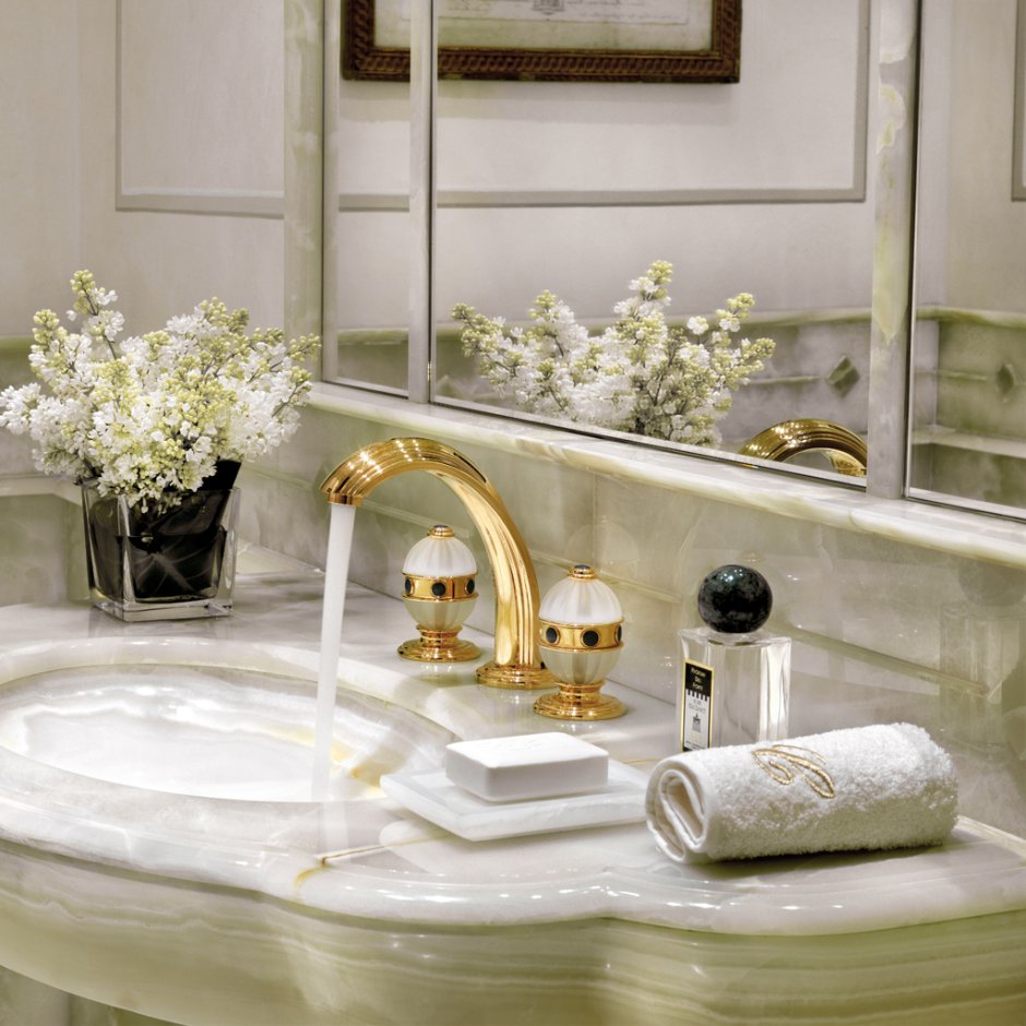 Ванная комната с золотыми смесителями