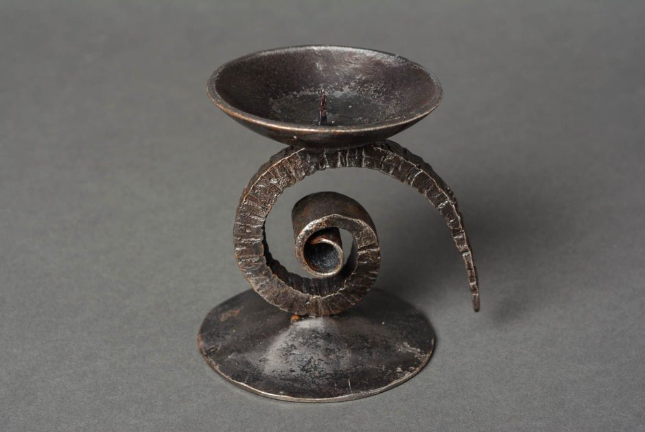 Старый канделябр со свечами