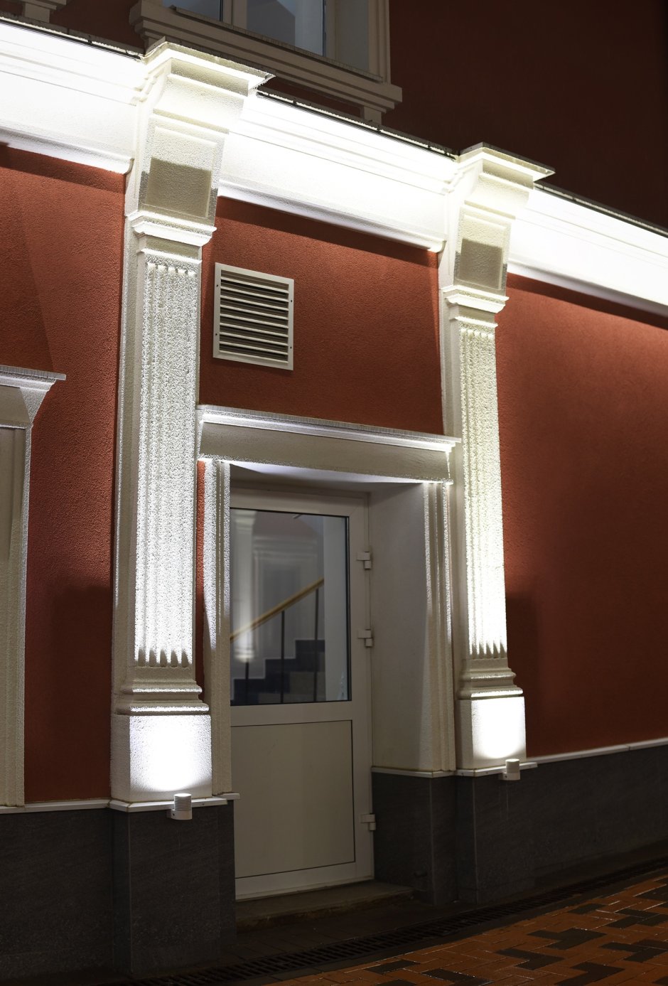 Подсветка зданий с колоннами