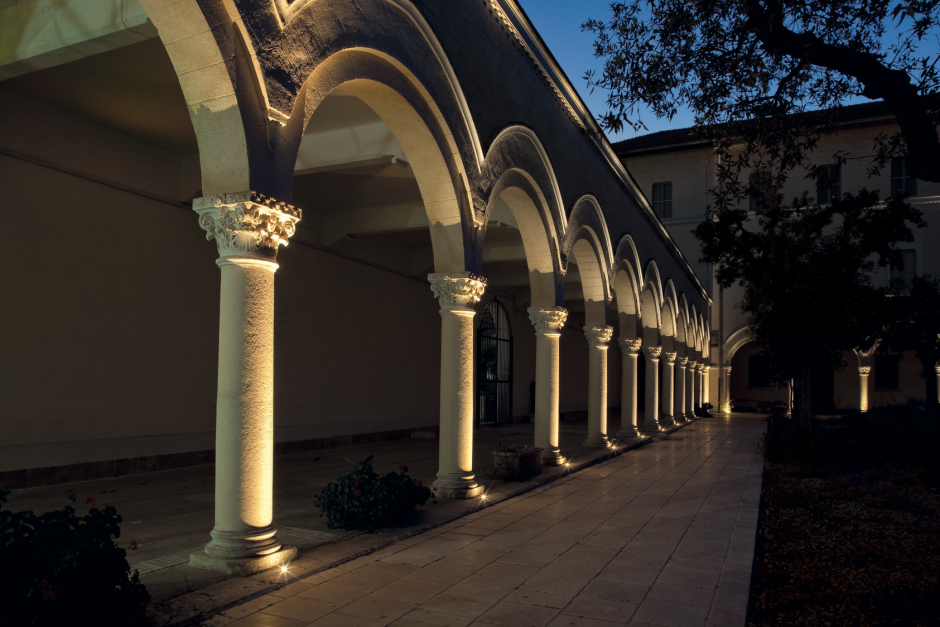 Подсветка зданий с колоннами