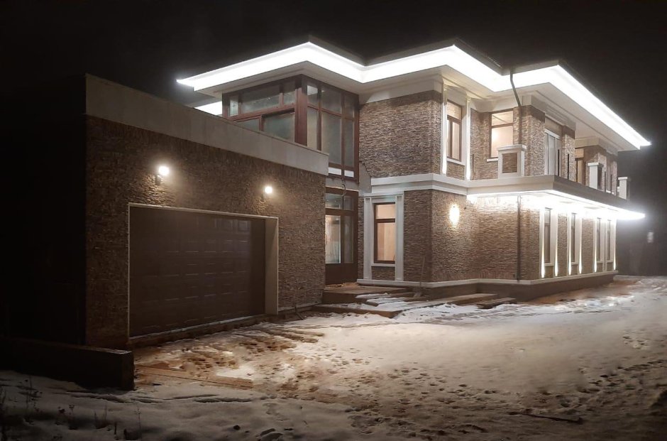 Освещение фасада здания прожекторами