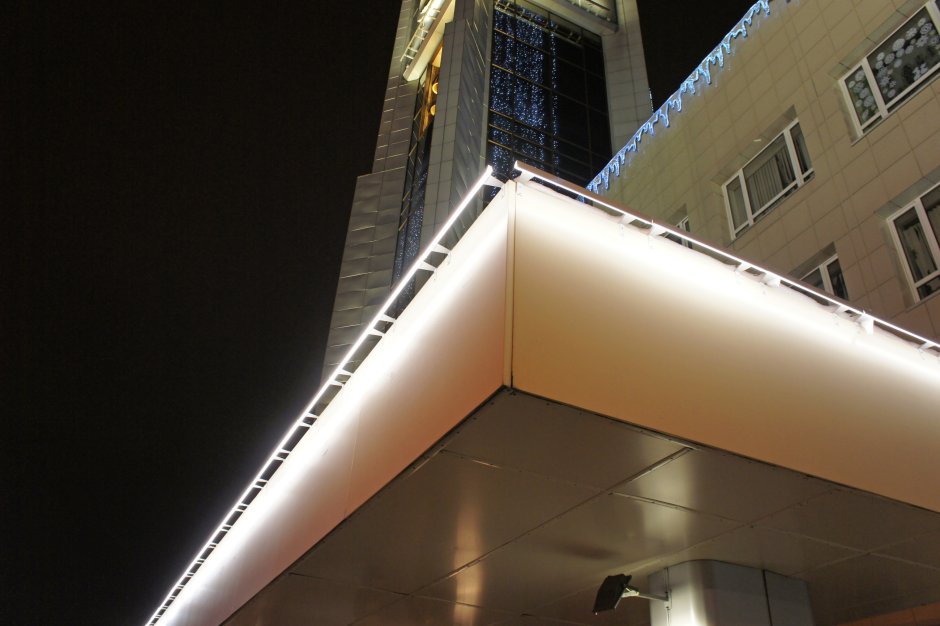 Освещение колонн на фасаде