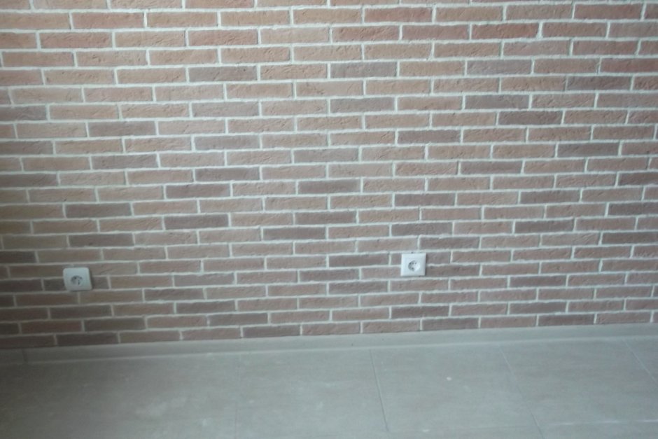 Примыкание плинтуса к кирпичной стене
