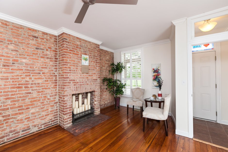 Плинтус на кирпичной стене