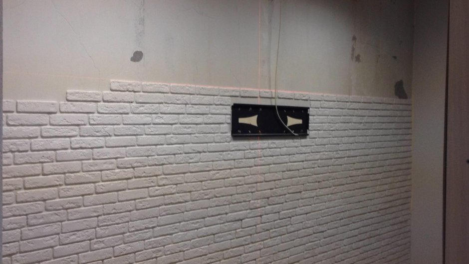 Декоративный кирпич в интерьере плинтус