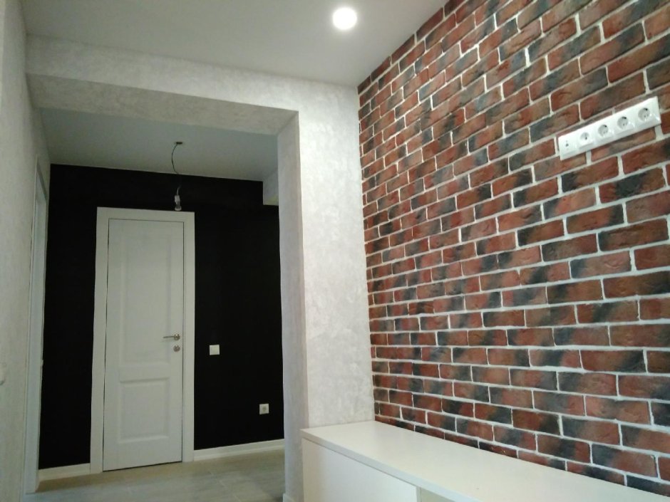 Декоративный кирпич и натяжной потолок