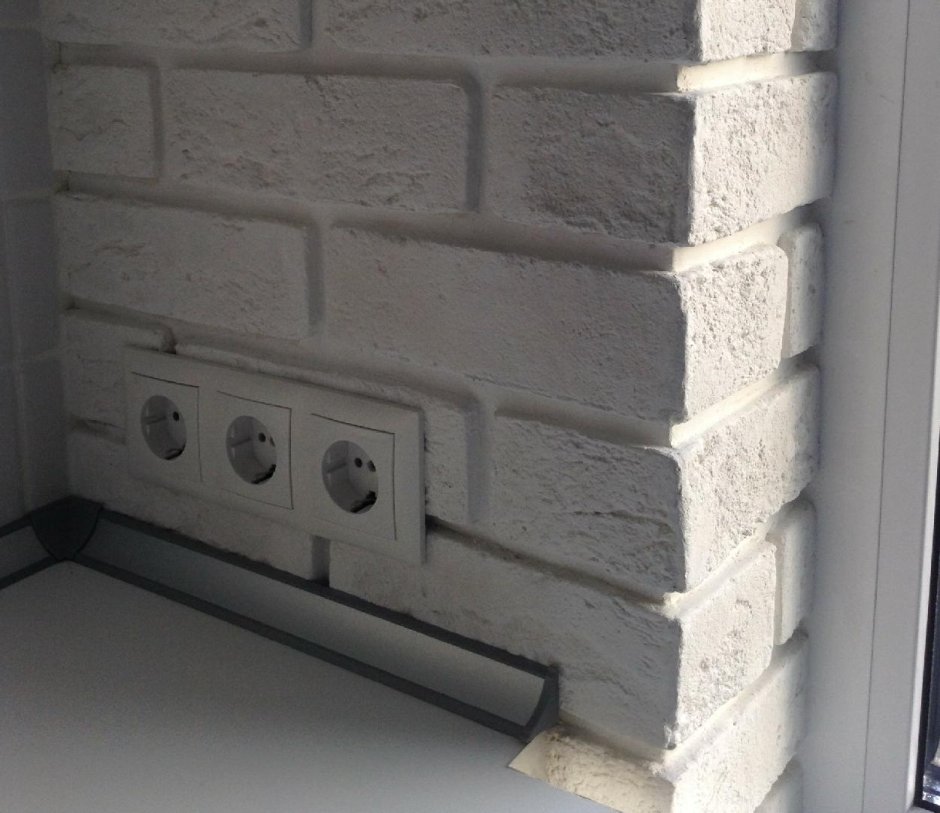 Потолочный плинтус на кирпичной стене