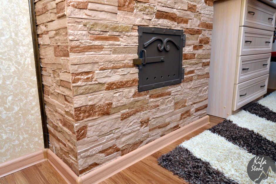 Кирпичные колонны в коридоре