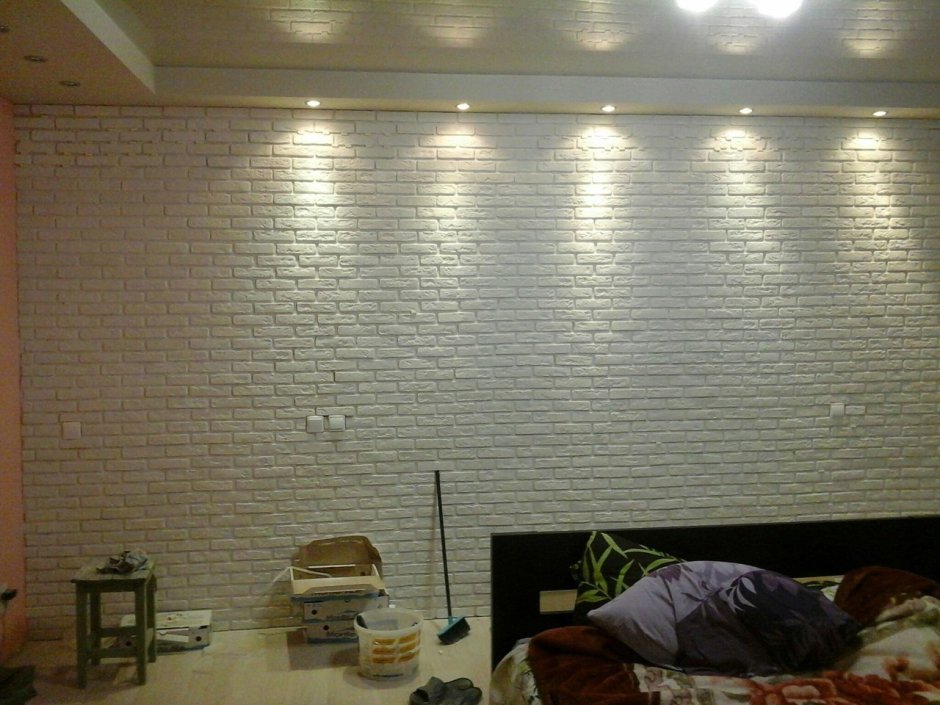 Плинтус с декоративным гипсовым кирпичом