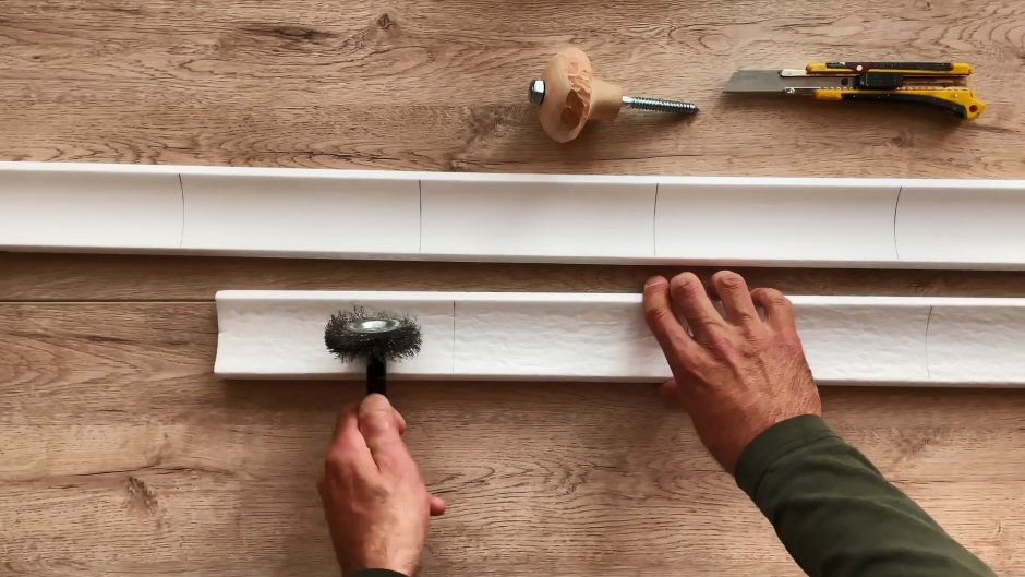 Плинтус напольный для кирпичной стены