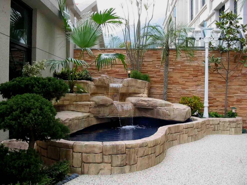 Фонтан во дворе частного дома