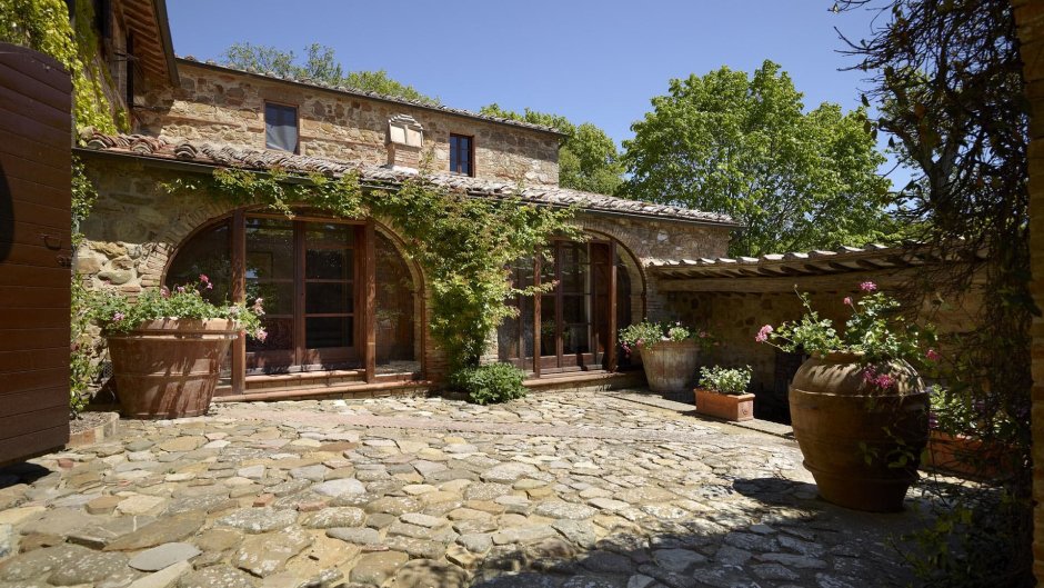 Внутренний дворик в Тосканском стиле