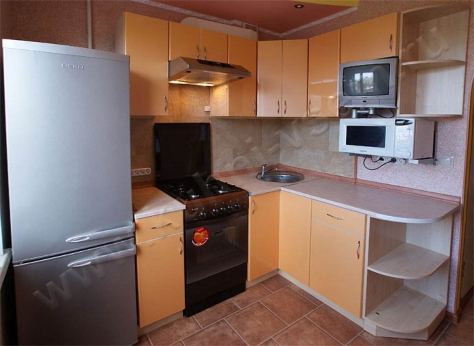 Кухонный гарнитур с холодильником в углу