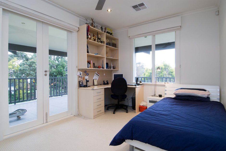 Детская спальня с большими окнами