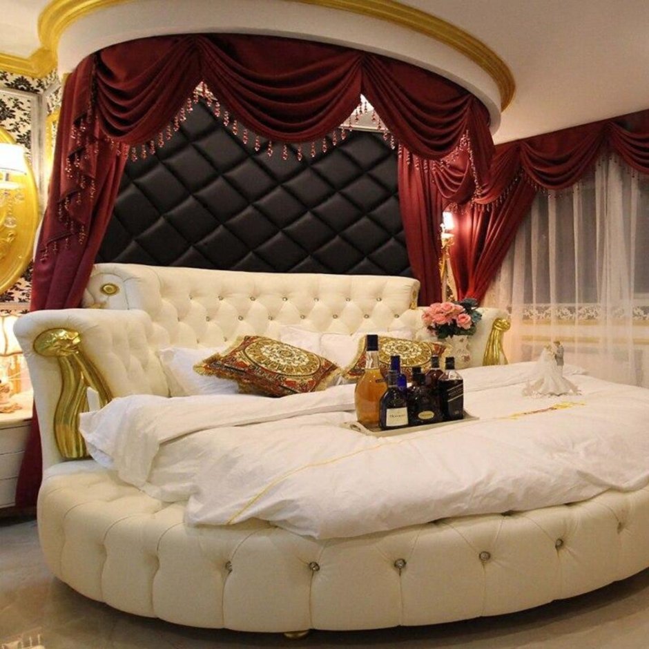 Кровать богатая