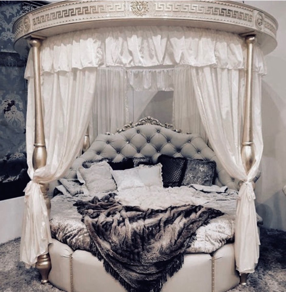 Шикарная богатая спальня и кровать
