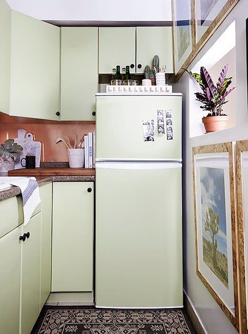 Кухонный шкаф над холодильником