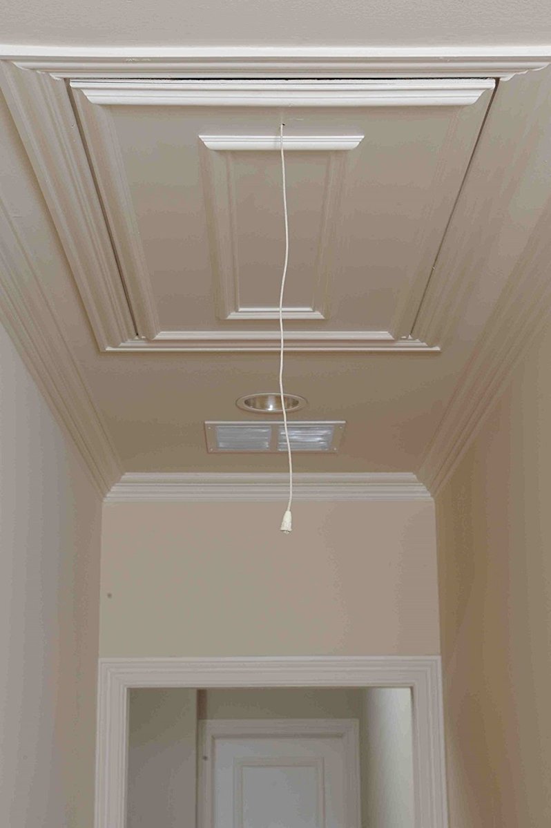 Натяжной потолок с люком на чердак