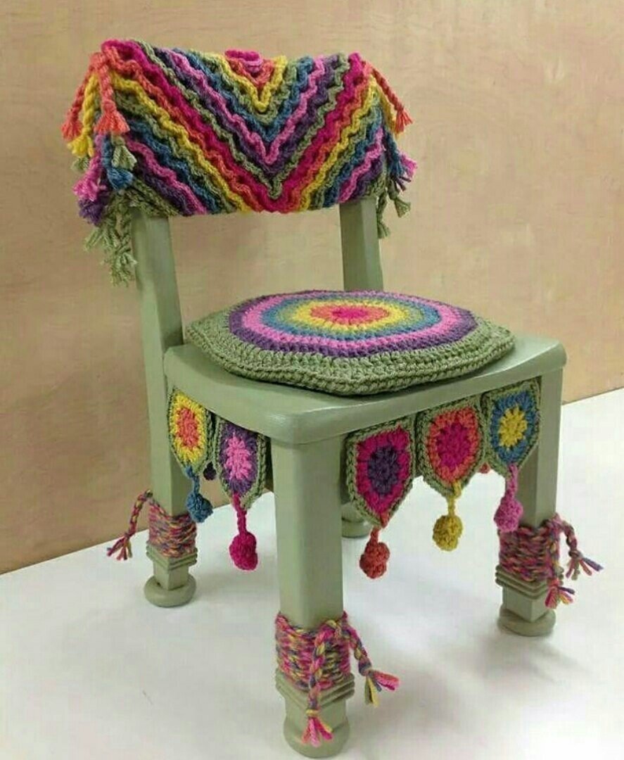Вязаный табурет