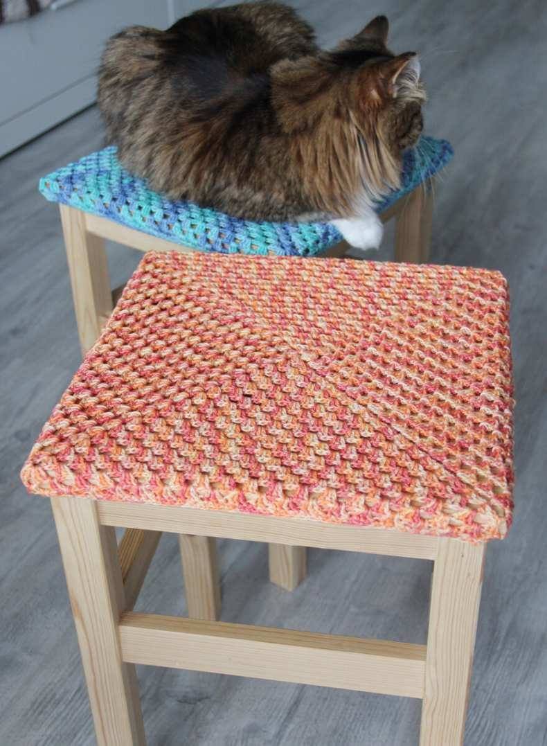 Вязаные накидки на табурет