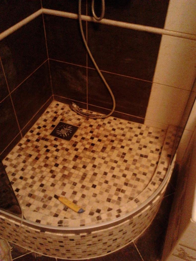 Душевой поддон из мозаики с бортиком