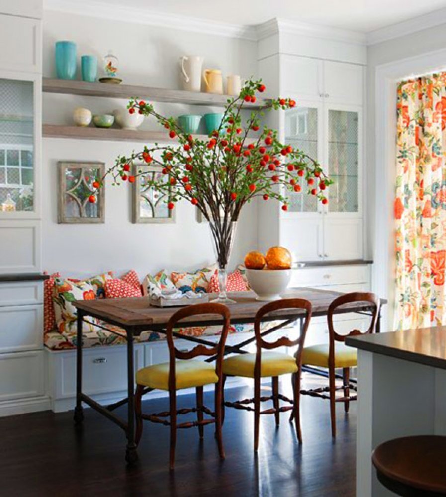 Шкафы над кухонным столом