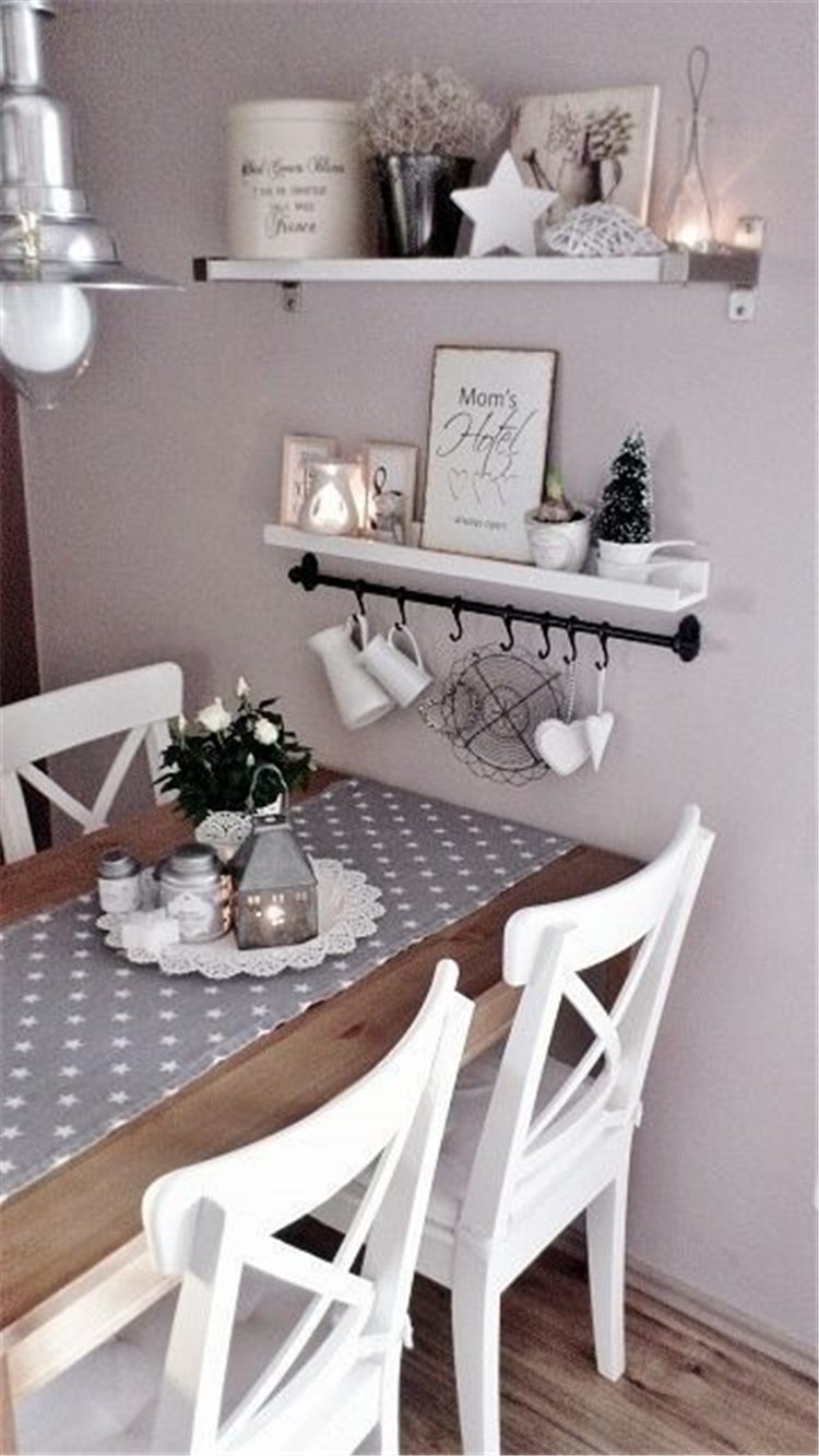 Полки над кухонным столом