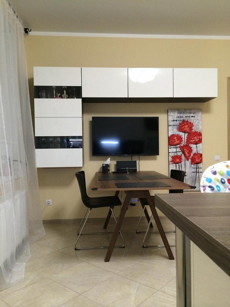 Телевизор над кухонным столом