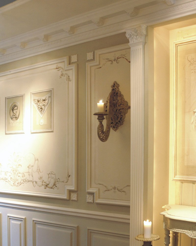 Декор стен молдингами