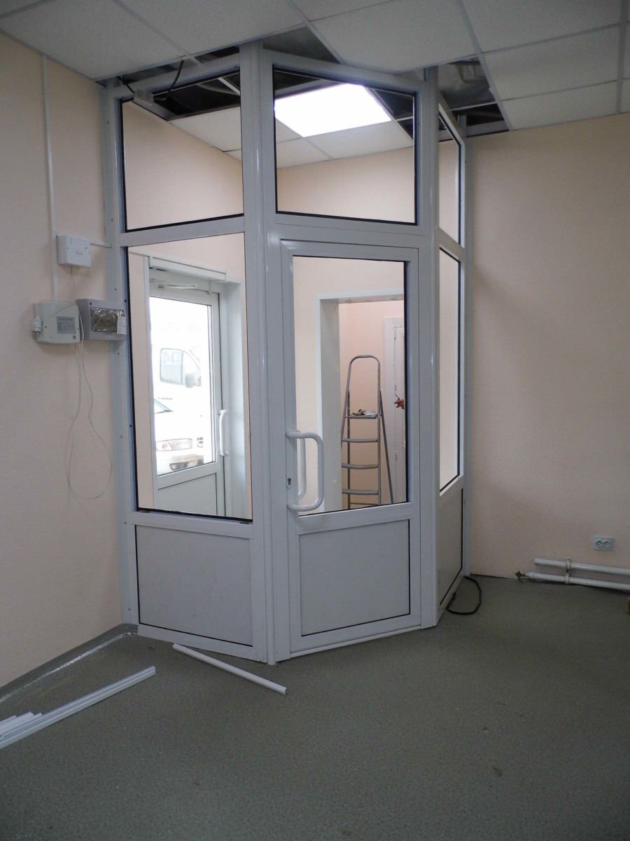 Тамбурная дверь разнонаправленные