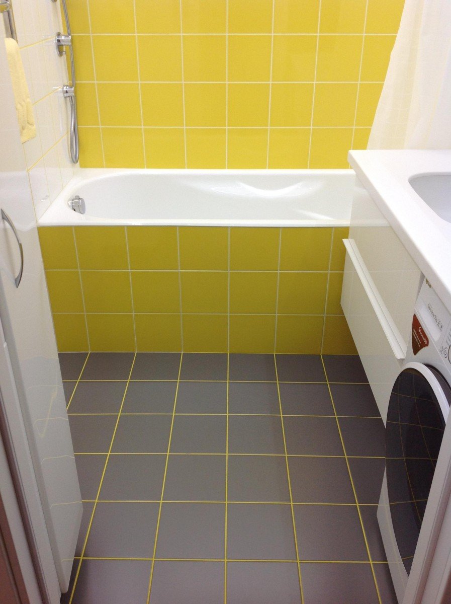 Белая плитка с желтой затиркой