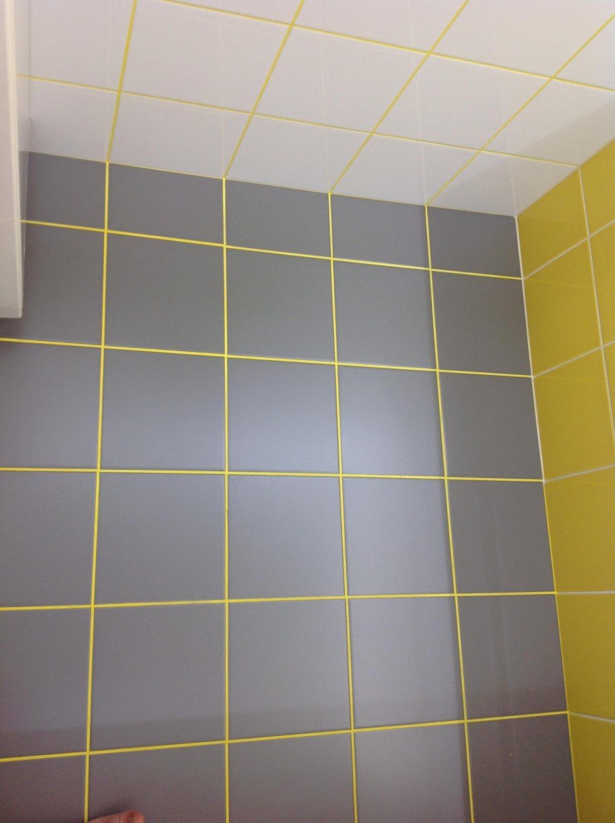 Синяя затирка на белой плитке