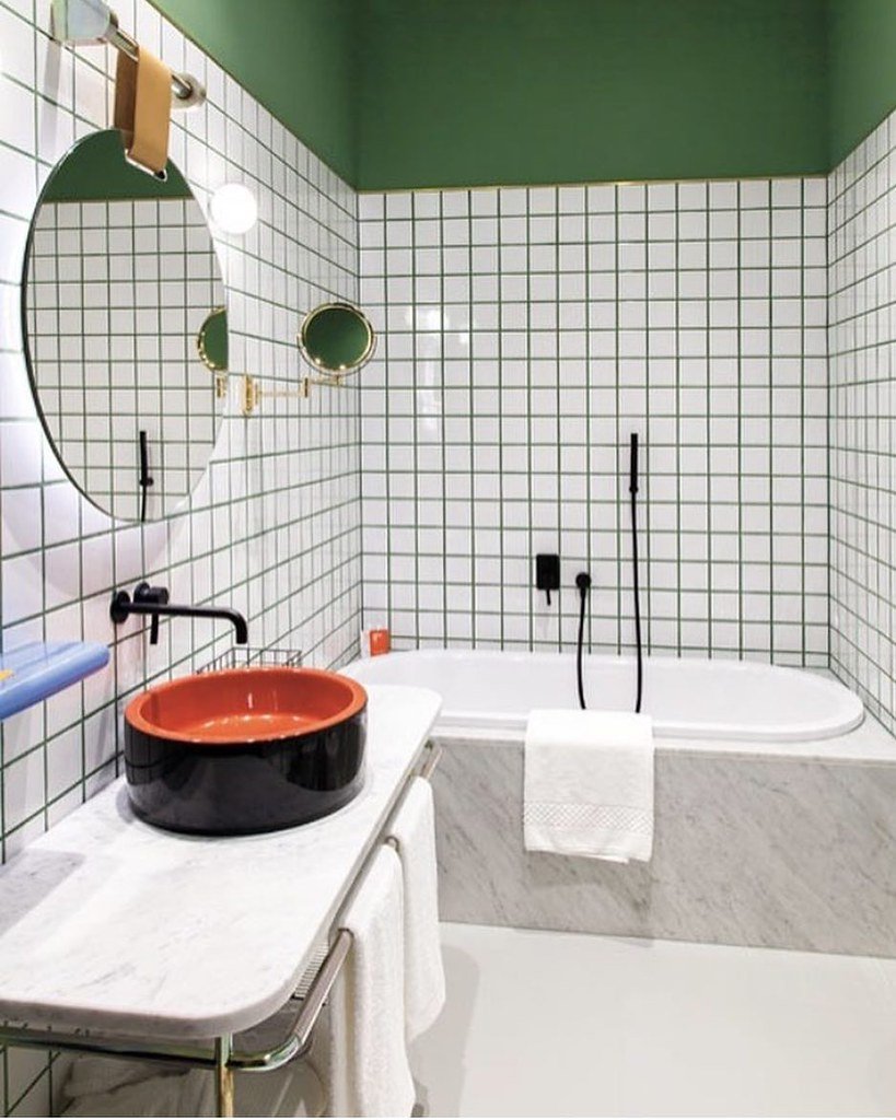 Белая плитка с цветной затиркой