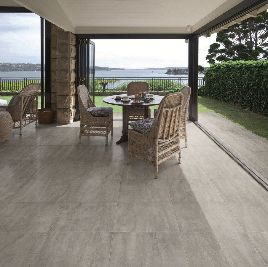 Терраса с плиткой на полу