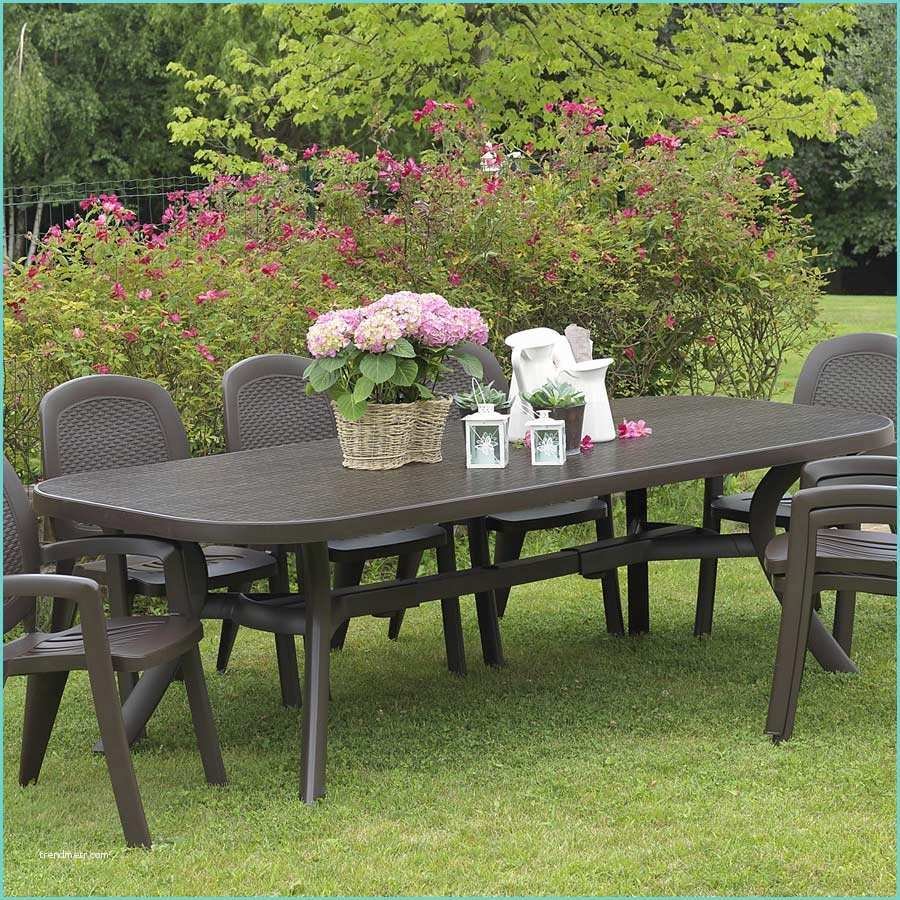 Пластиковые столы и стулья