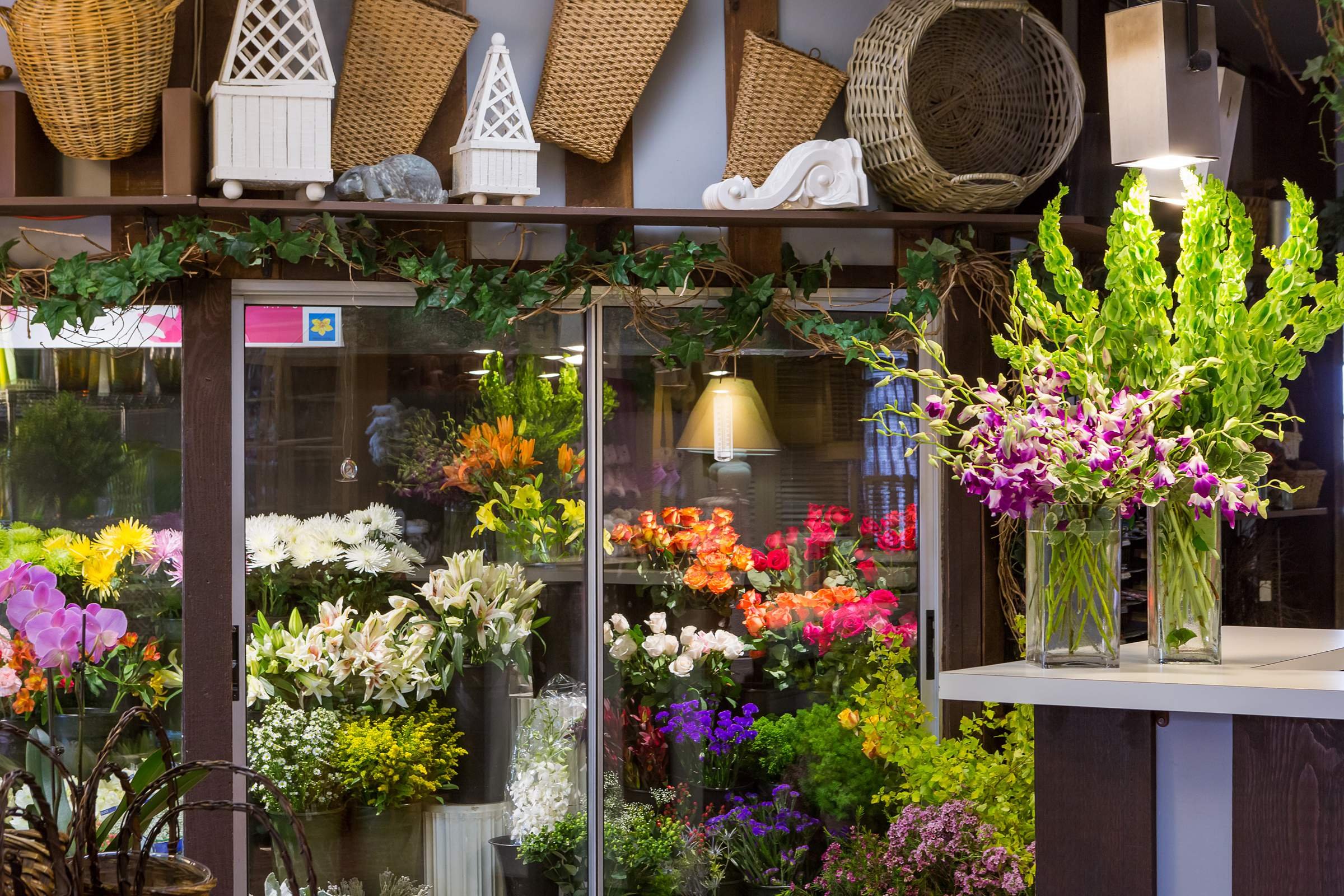 Ночной цветочный магазин. Цветочный прилавок. Цветочный магазин в Европе. Витрина цветочного магазина. Интерьер цветочного магазина.