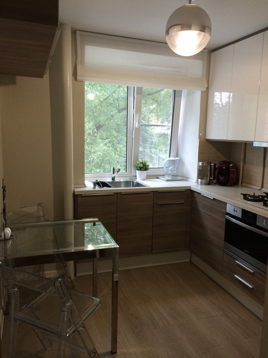 Маленькие кухни с мойкой у окна