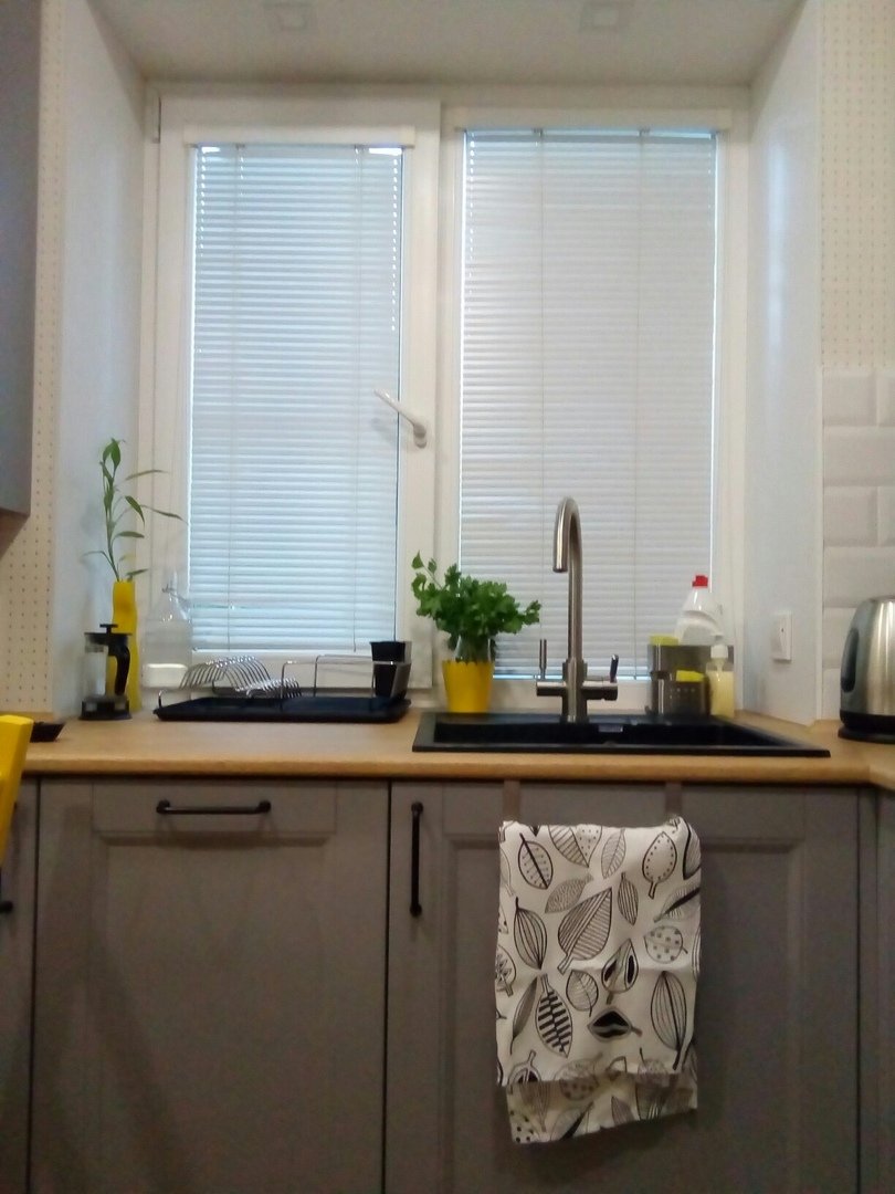 Кухня с мойкой у окна в хрущевке