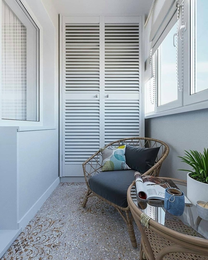 Шкаф на балконе с жалюзийными дверцами