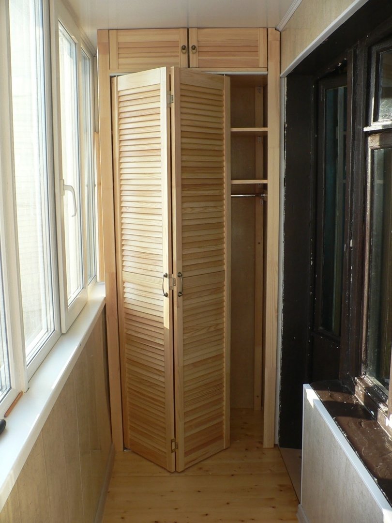 Балкон с жалюзийными дверцами