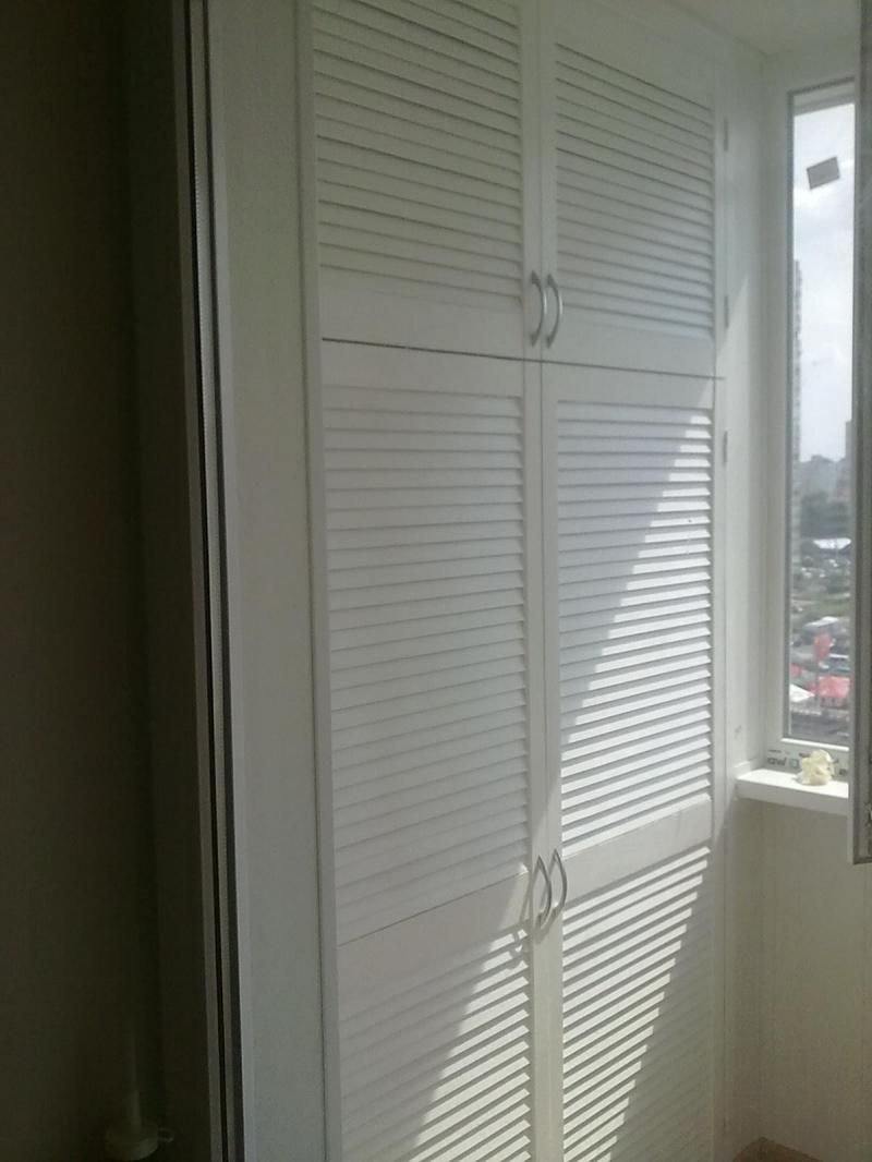 Жалюзийные двери на балконе