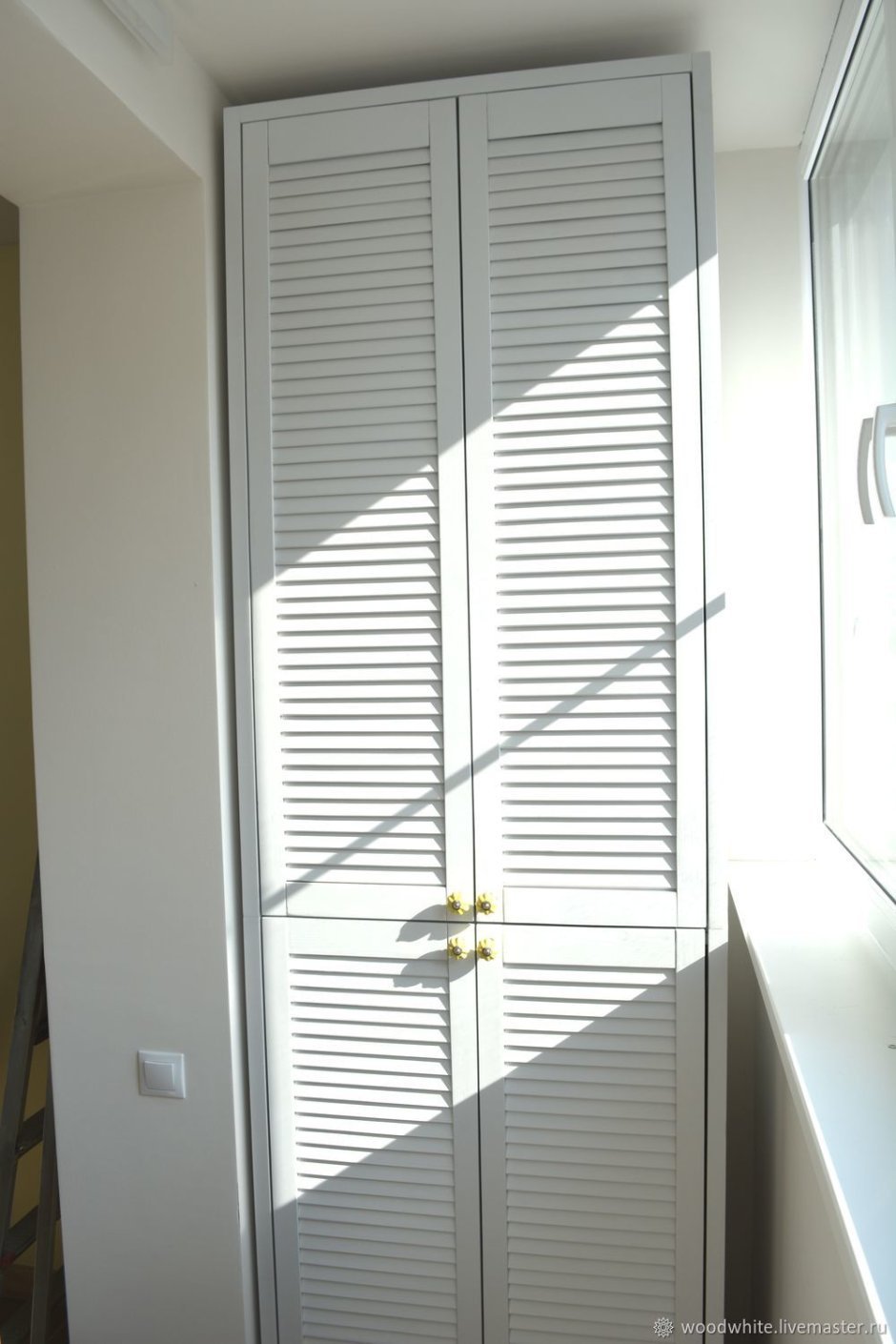 Шкаф на лоджию с жалюзийными дверцами